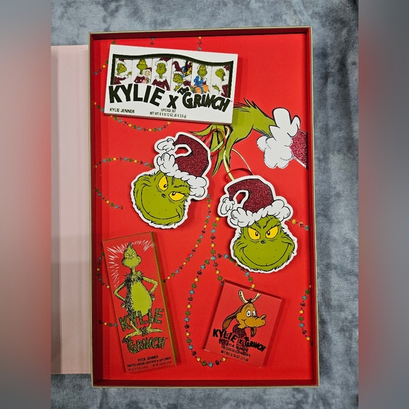 Kylie Jenner Autographed Signed Grinch PR Box NEW Cosmetics Never Been Used! - Picture 11 of 16